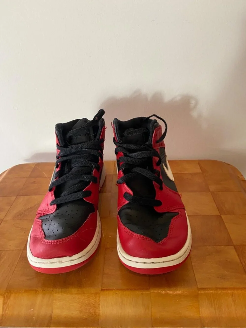 Air Jordan 1 Mid Chicago Black Toe Sneakers Youth Size 5.5Y Red/Black/White